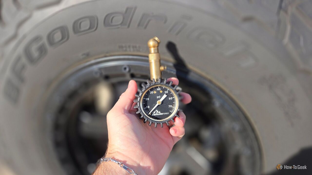 タイヤの前にあるタイヤ空気圧計