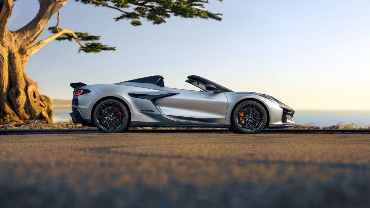 2026 シボレー コルベット ZR1X ウズラ シルバー リミテッド エディションの静的な側面ショット。