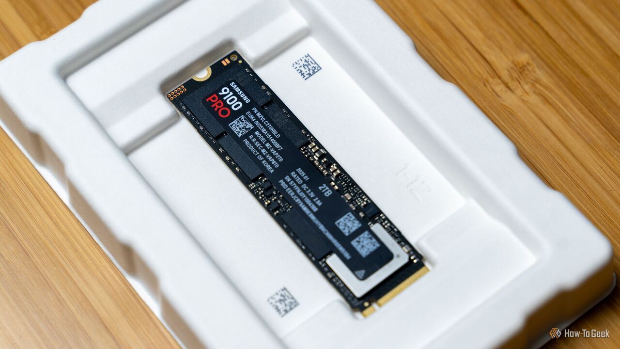 箱に入った状態の Samsung 9100 PRO NVMe SSD。
