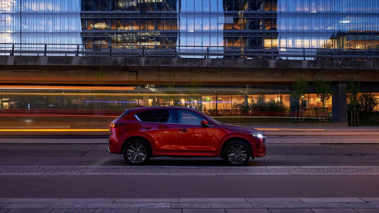 夜の街を走る赤い2025年型マツダCX-5の横顔。