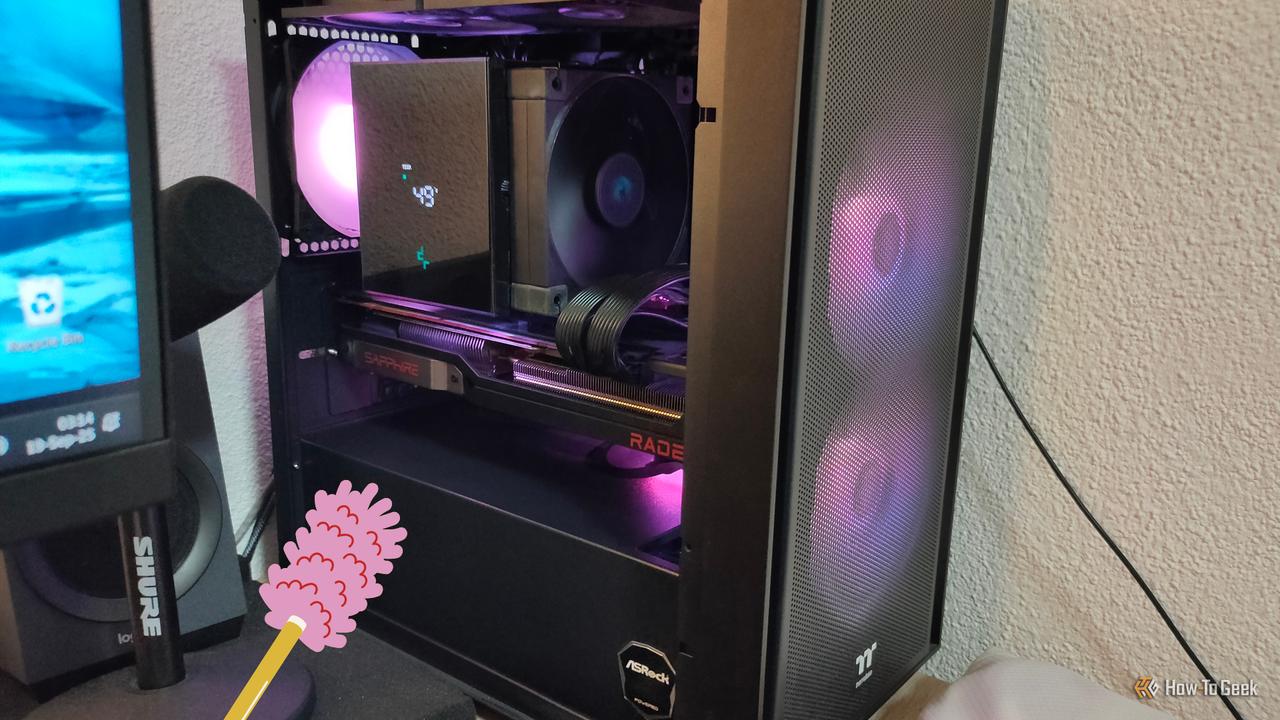 左パネルを開いたきれいなゲーミング PC。