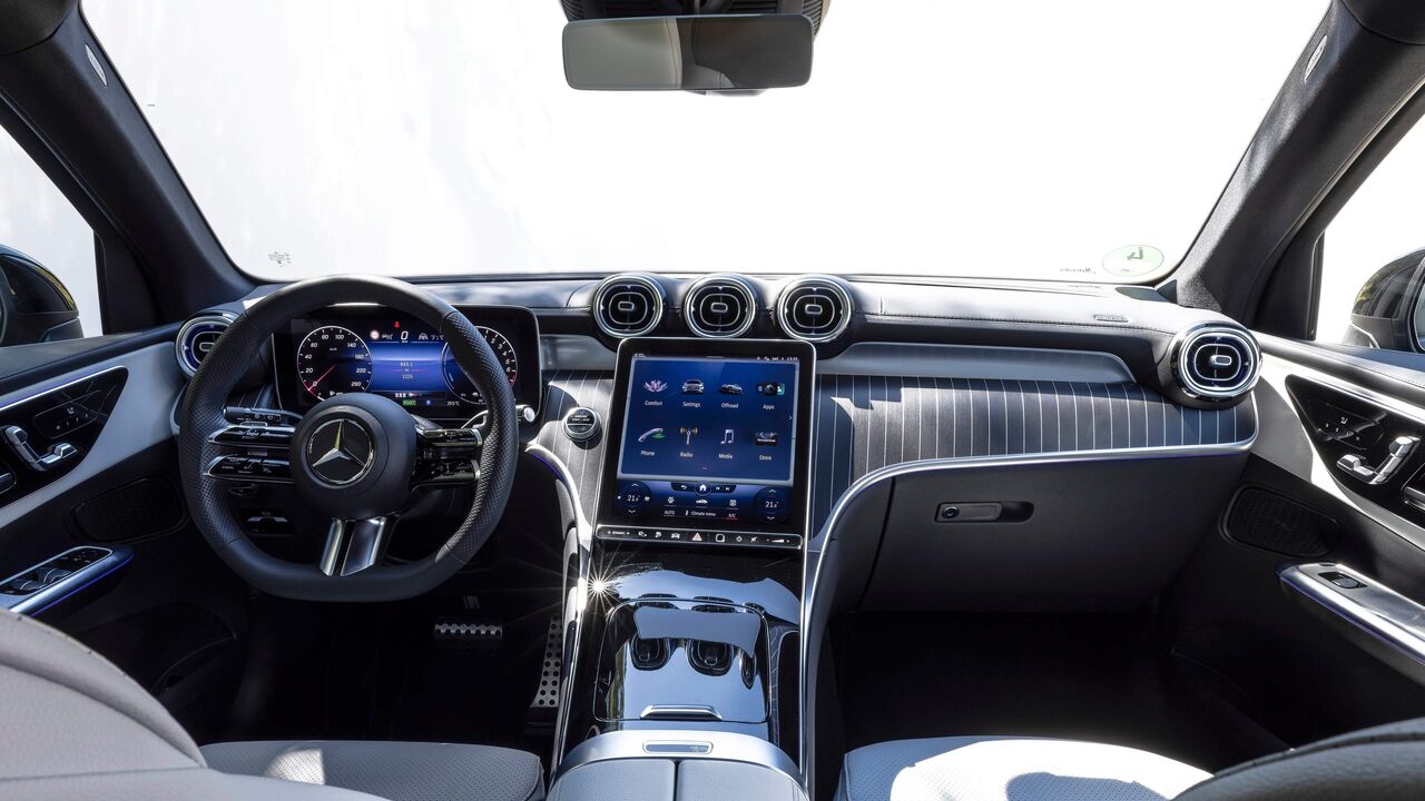 2023年型メルセデス・ベンツGLCのダッシュボードのインテリアショット