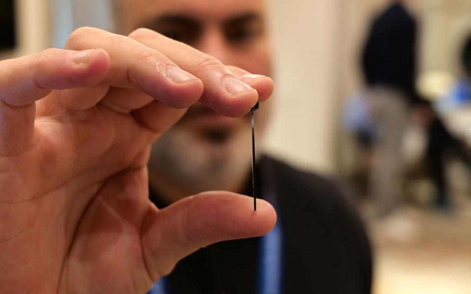 이것은 0.8mm에 불과한 Lumus의 가장 얇은 도파관 중 하나입니다.