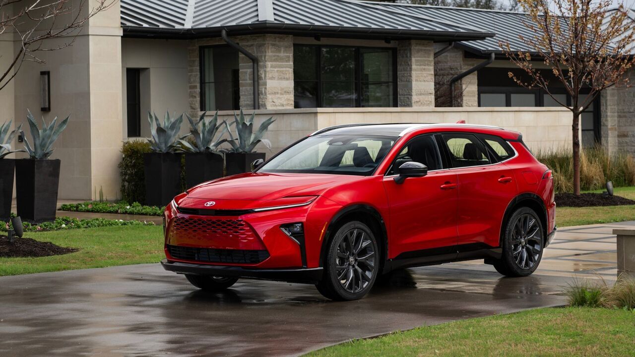 赤い 2025 トヨタ クラウン シグニア リミテッドの静的なフロント 3/4 ショット。