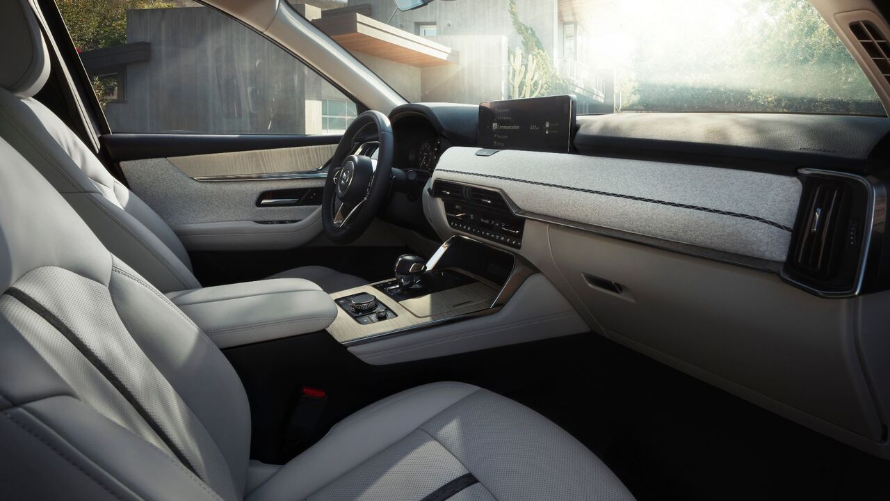 2026 マツダ CX-90 のキャビン内でインテリアを撮影。