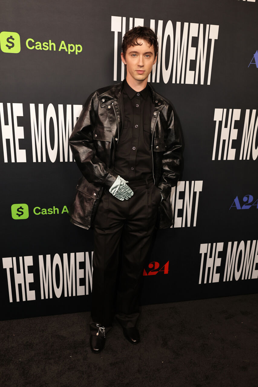 트로이 시반이 프리미어에 참석했다. "순간"