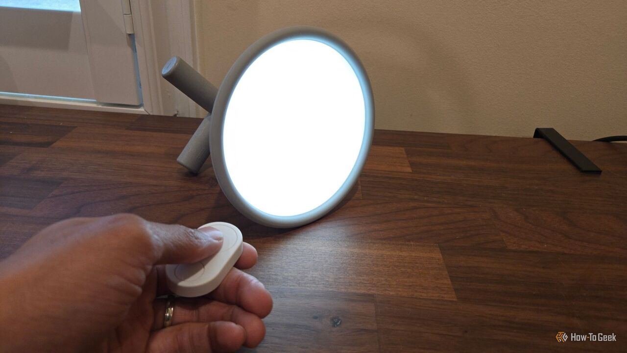 Flic Duo はスマート ライトを制御するためのリモコンとして使用されます。