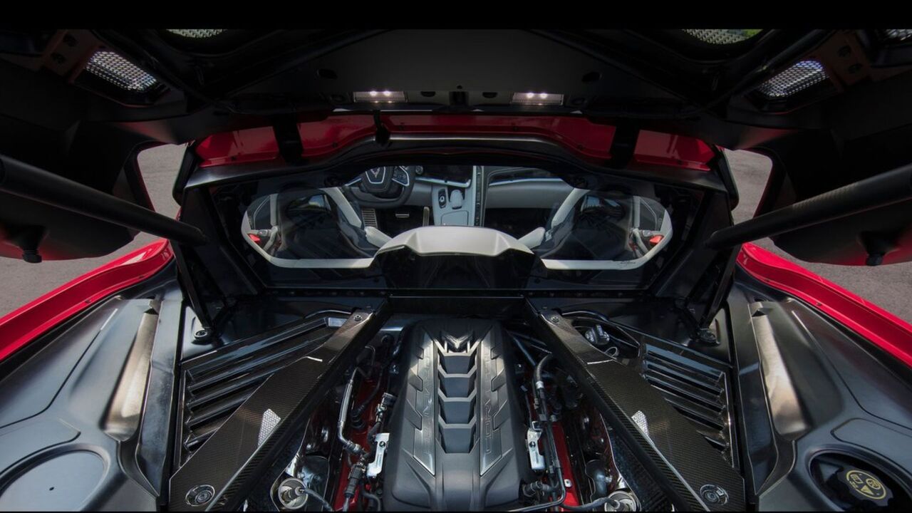 2020 シボレー コルベット C8 スティングレーのエンジンのクローズ アップ ショット。