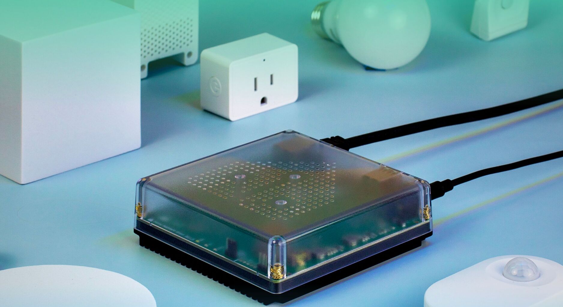 スマート ホーム デバイスに囲まれた Home Assistant Green スマート ホーム ハブ。