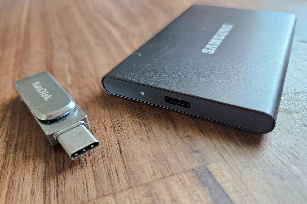外付け SSD の隣にある USB-C フラッシュ ドライブ