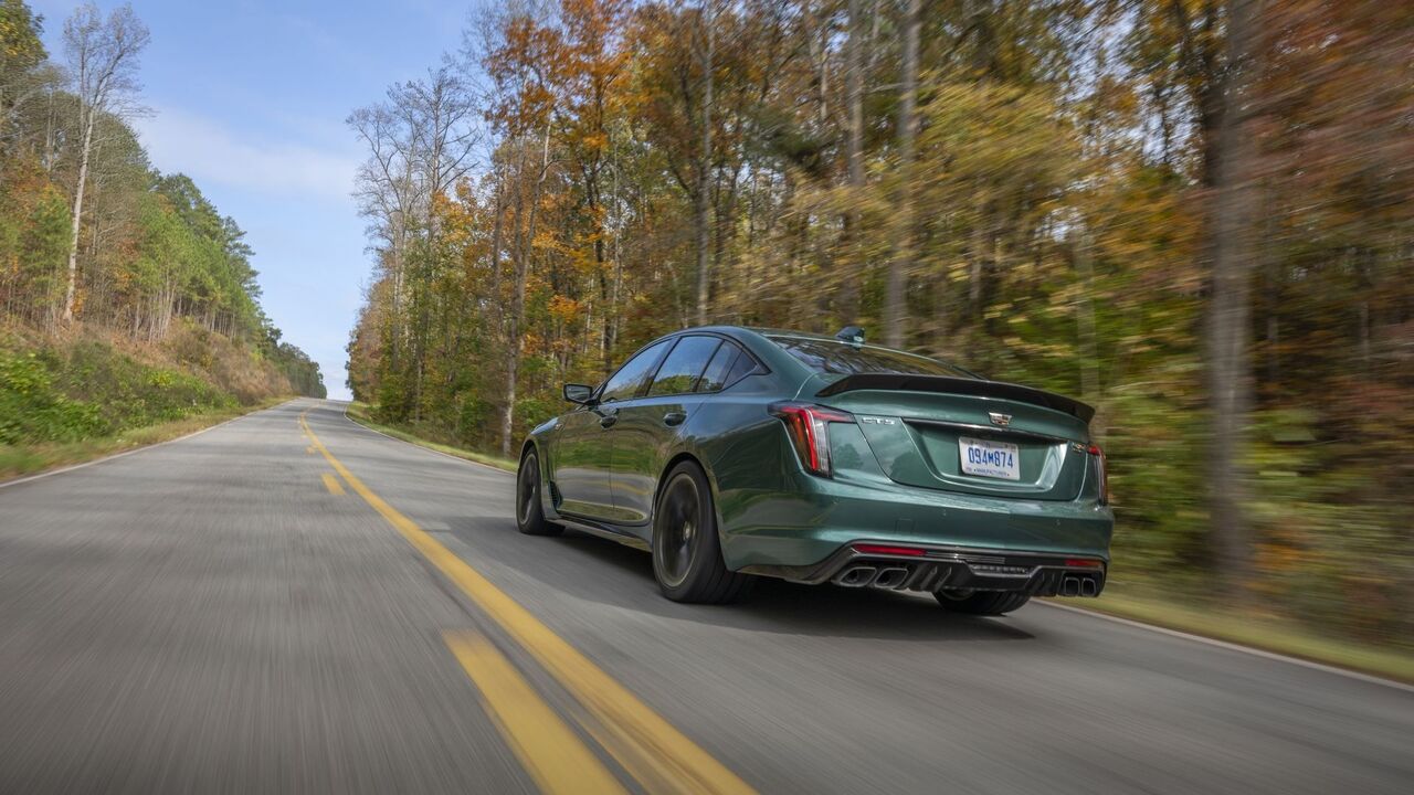 2025 キャデラック CT5-V ブラックウイングのリア 3/4 ショット