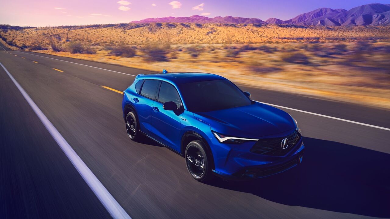 2025 Acura ADX のフロント 3/4 アクション ショット