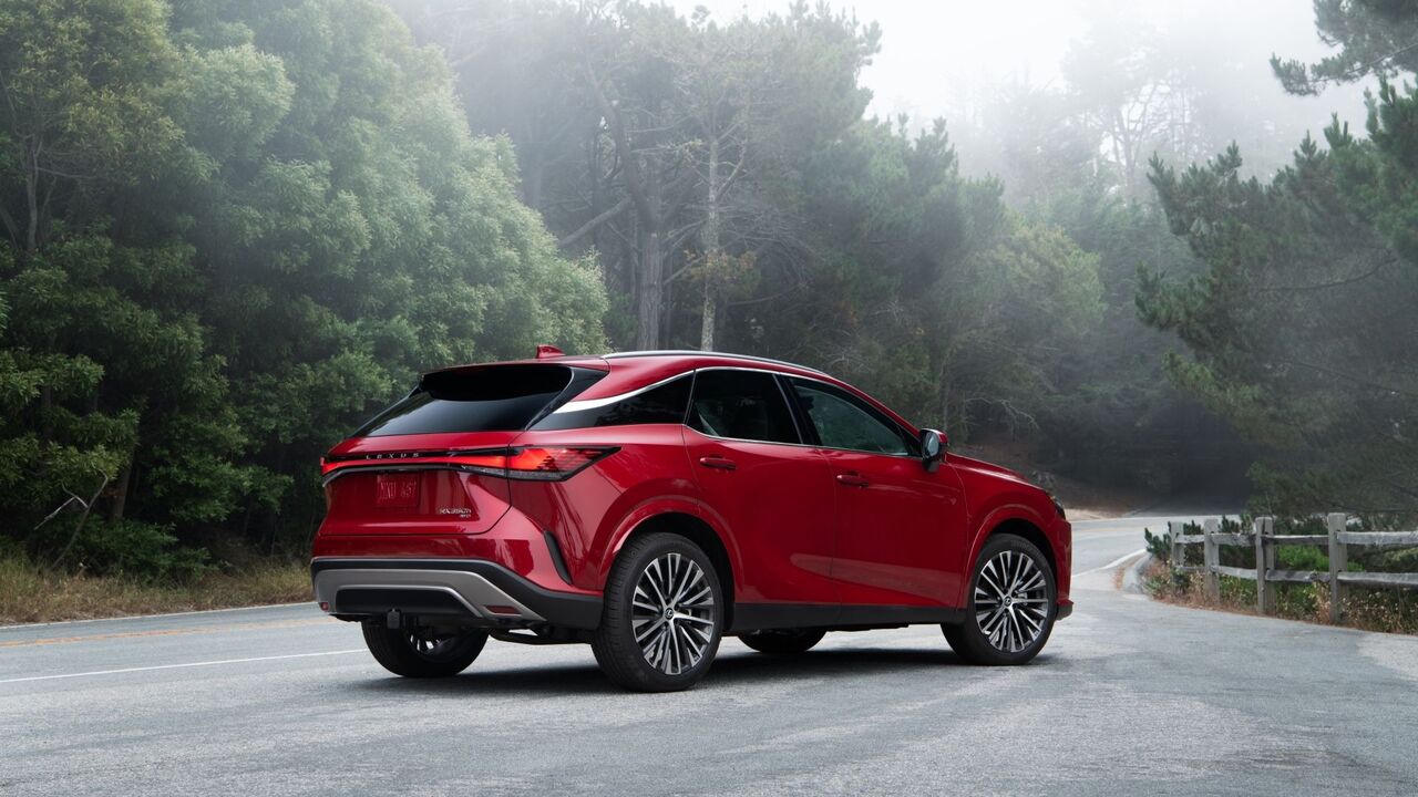 赤い 2025 Lexus RX 350h の静的なリア 3/4 ショット。