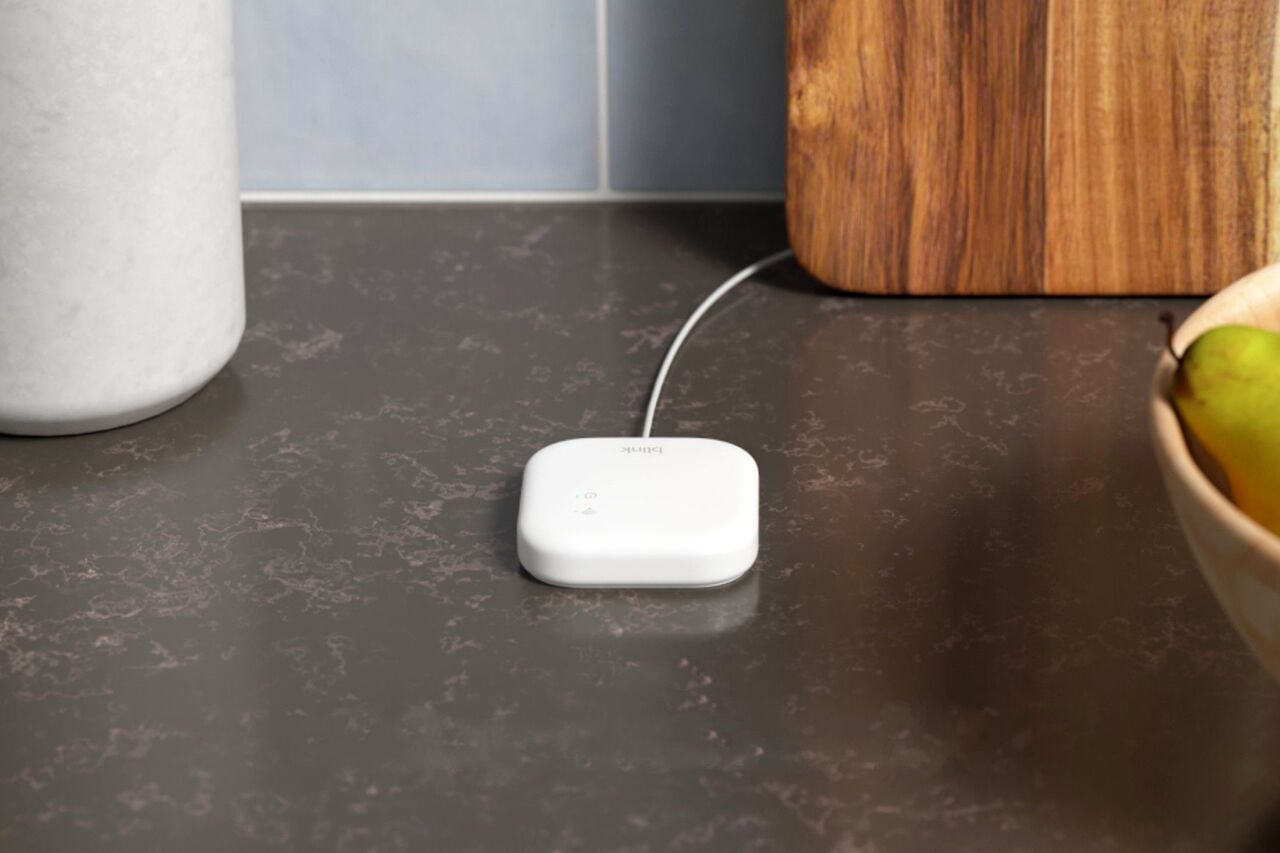 フルーツの近くのテーブルにある同期モジュール XR Wi-Fi レンジ エクステンダー。