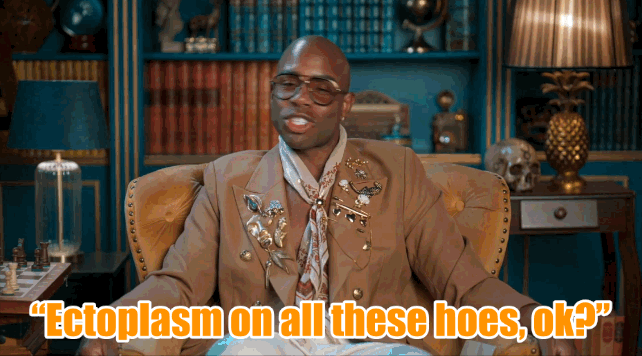 THE TRAITORS 405 의자에 앉아 말하는 모네 "이 괭이들 전체에 엑토플라즘이 있습니다."