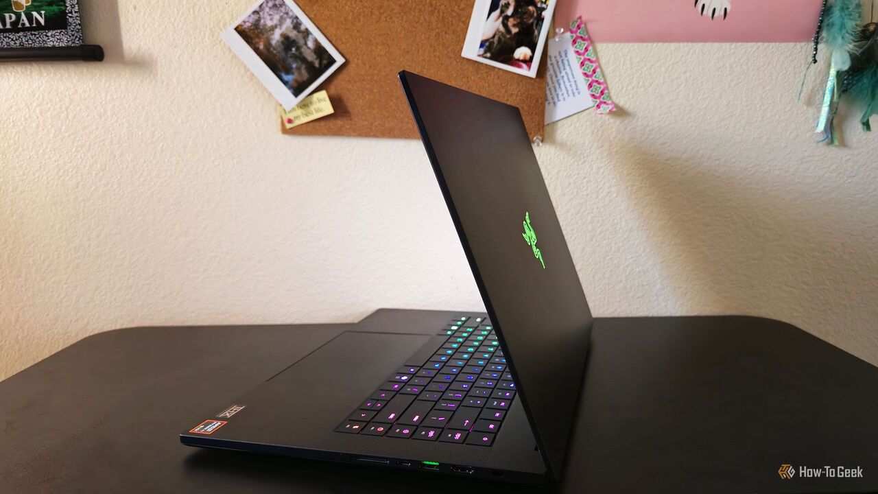 机の上に置かれた Razer Blade 16 2025 ゲーミング ノートパソコンの側面図。