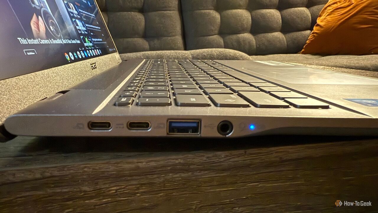 Acer Chromebook Plus 516 の USB-C ポートと USB-A ポート。