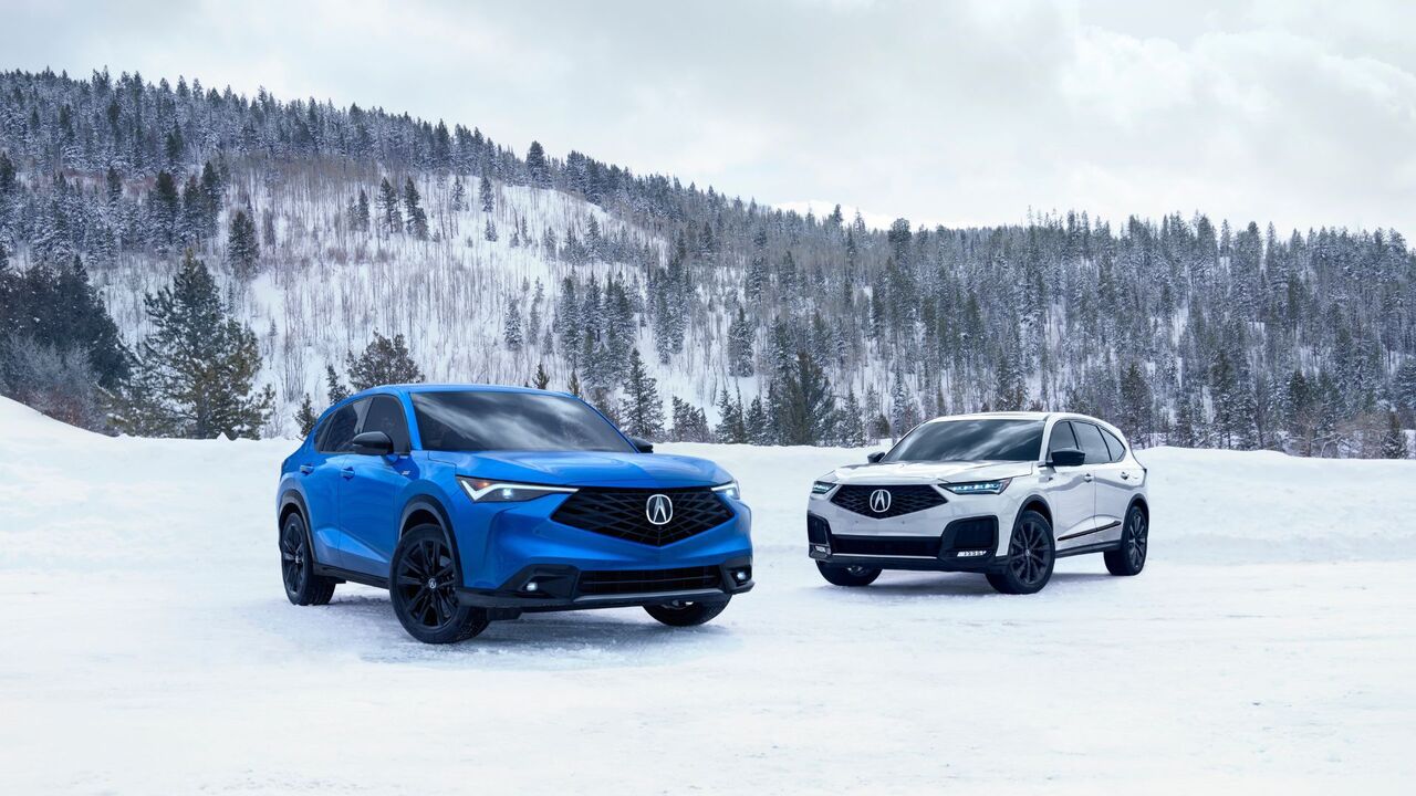 雪の中に駐車したアキュラ ADX とアキュラ MDX のショット。