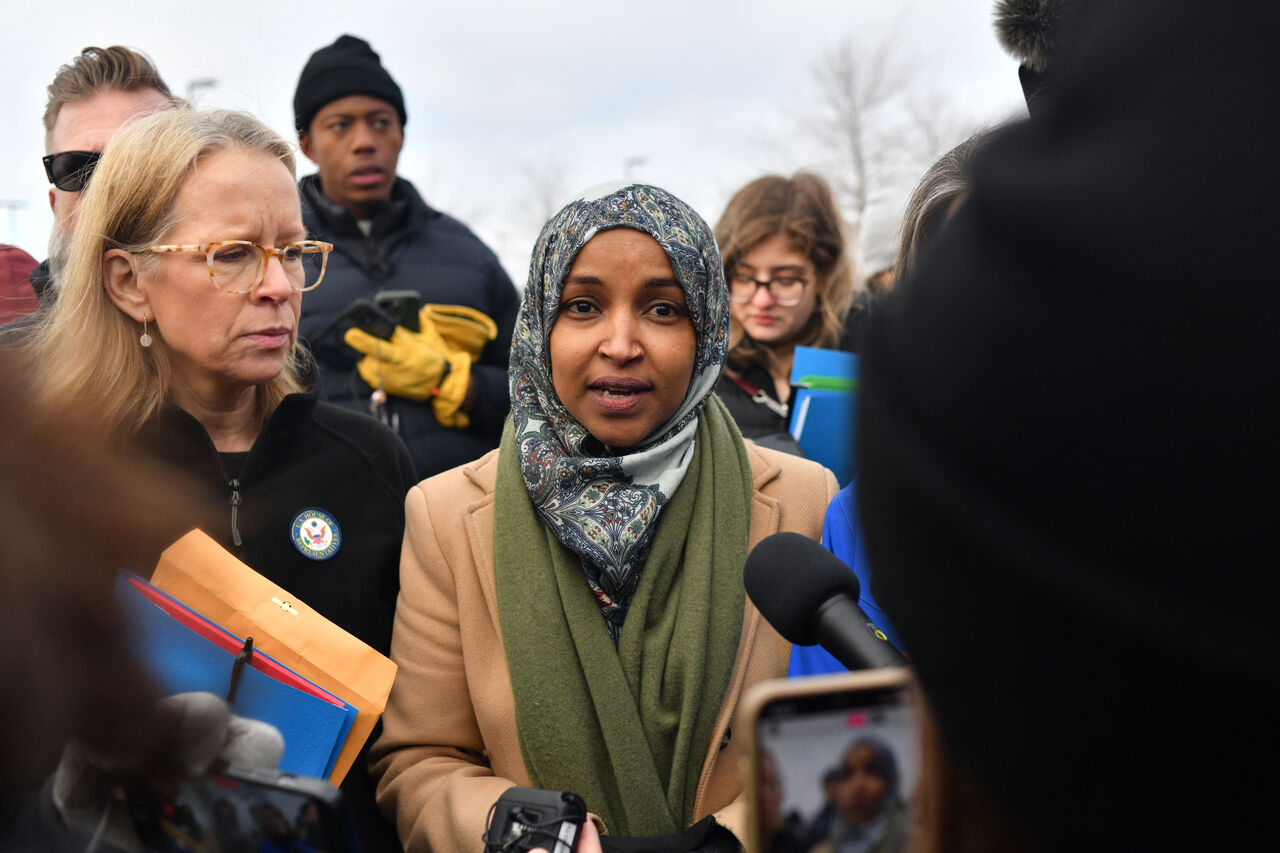 Ilhan Omar 하원의원이 미니애폴리스의 Henry Whipple Federal Building 주교에서 기자들과 연설하고 있습니다.