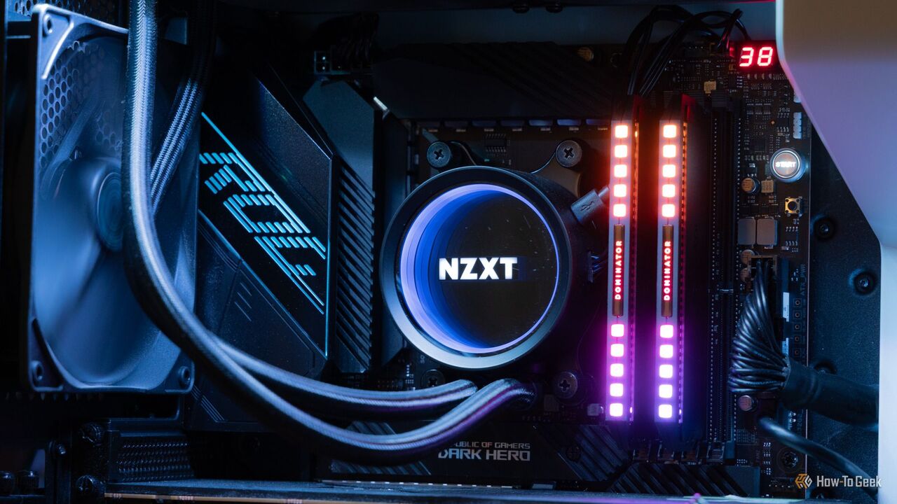 CORSAIR DOMINATOR RAM と ASUS ROG マザーボードを搭載したゲーミング デスクトップの NZXT ウォーター クーラー。