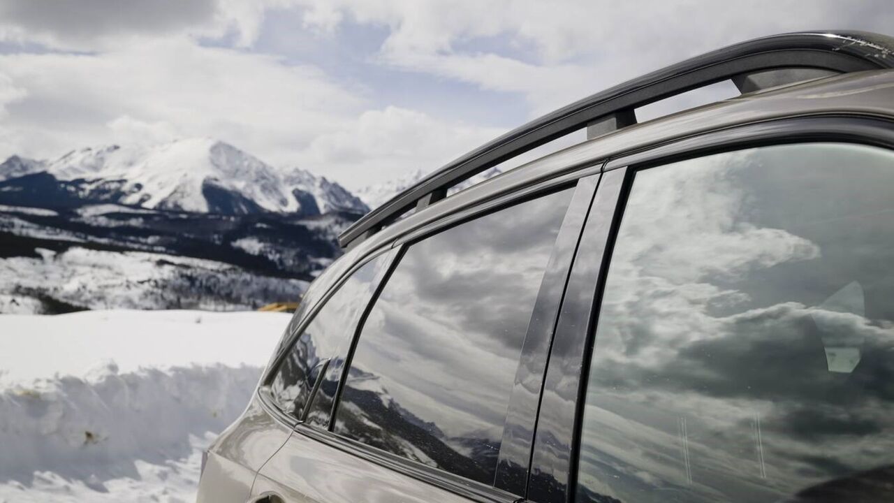 雪を頂いた山を背景にした、2026年型キア・ソレントの側面のクローズアップショット。