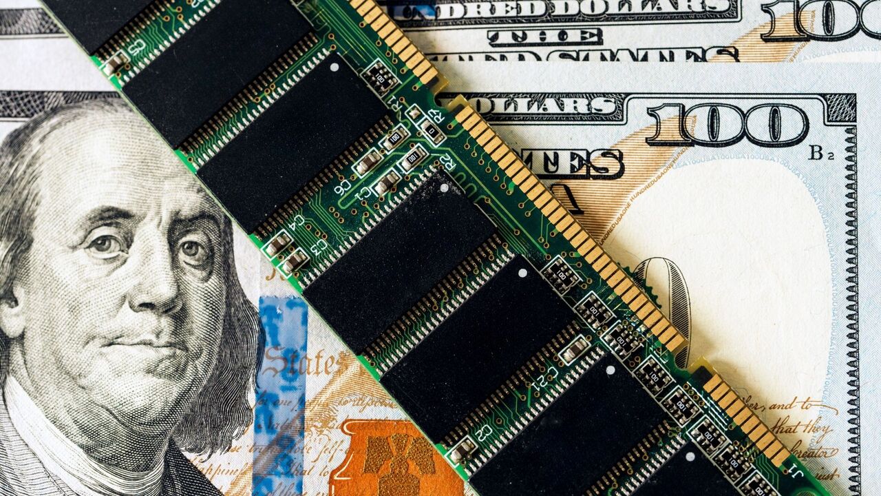 米ドル紙幣の RAM モジュールの拡大図: テクノロジー コンポーネントのコストを強調しています。