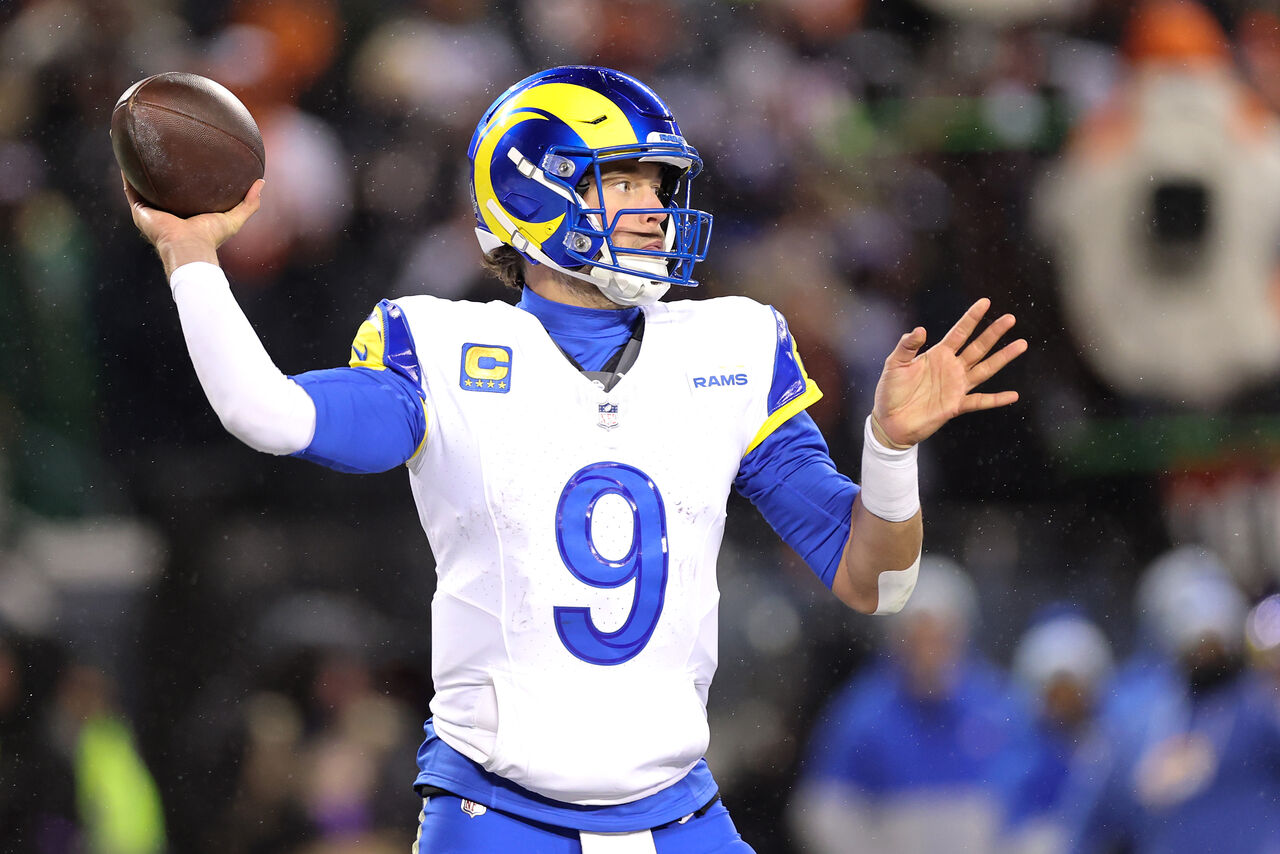 로스앤젤레스 램스의 쿼터백 매튜 스태포드(9)가 NFC 디비전 플레이오프에서 공 던질 준비를 하고 있다.