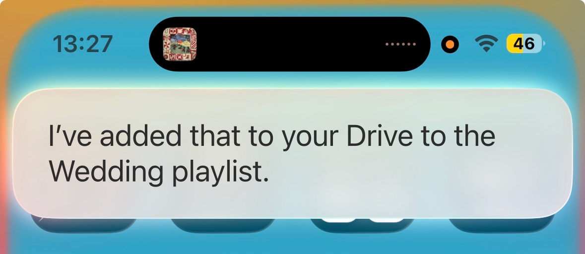 Apple Music のプレイリストに曲が追加されたことを確認する Siri 通知。