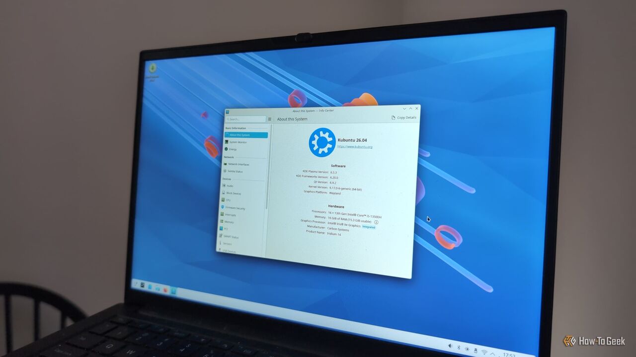 ラップトップ画面上の Kubuntu 26.04 Resolute Raccoon のスナップショット バージョン。