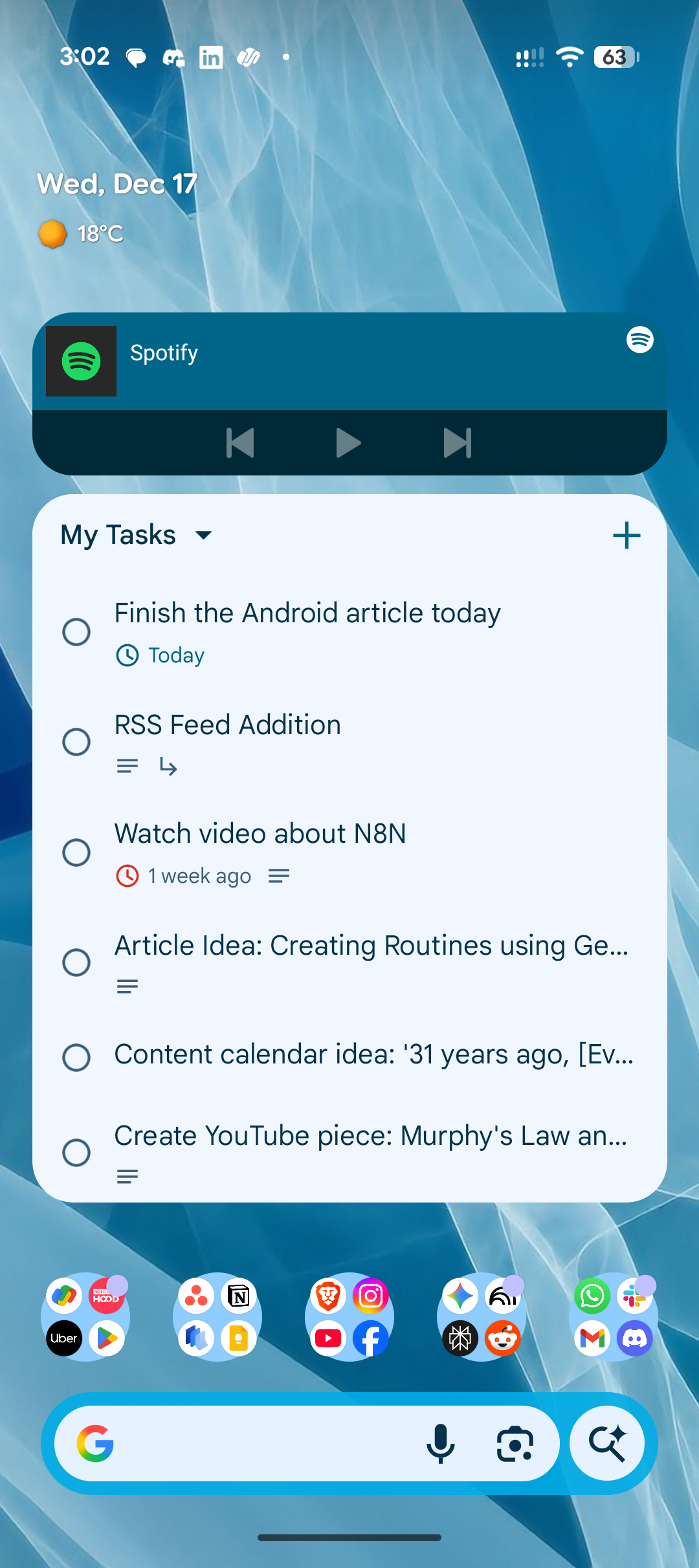 現在の To Do リストを表示する大きな Google Tasks ウィジェットを備えた Android ホーム画面。