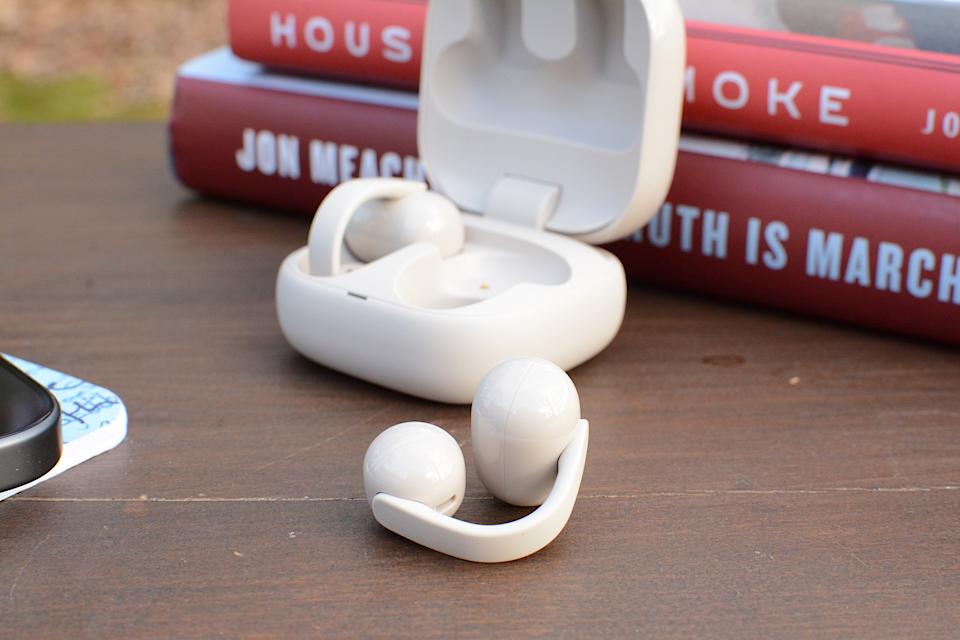 컨트롤은 두 개의 원통형 하우징 사이의 커넥터를 따라 위치합니다.