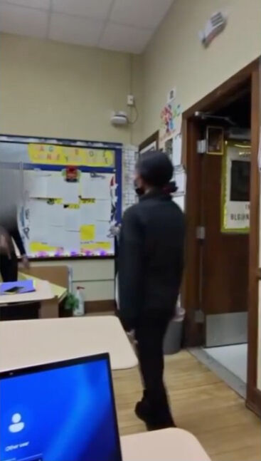 디트로이트 고등학교 교실에서 한 여학생이 커터칼을 휘두르며 동급생을 쫓아갔다.