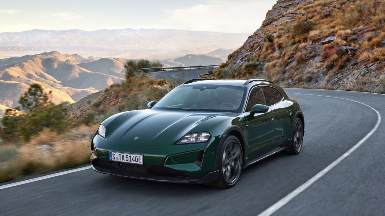 緑色の 2025 年型ポルシェ タイカン ターボ クロス ツーリスモのダイナミックなフロント 3/4 ショット。