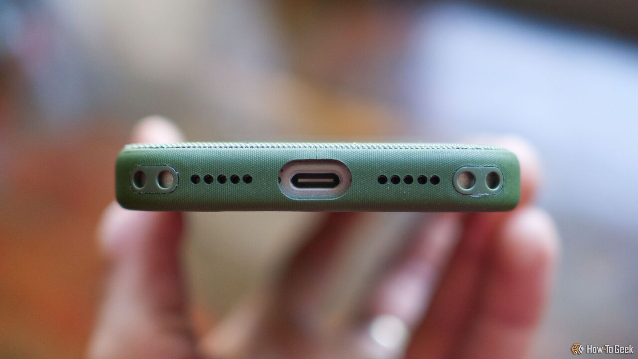 MagSafe 充電ポートのカットアウトを備えた Apple iPhone 17 Pro TechWeven ケース。