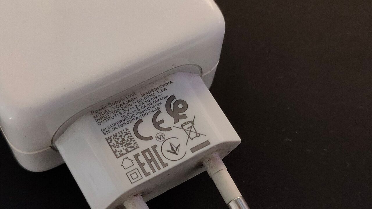 50W SuperVOOC 高速充電器の仕様ラベル。