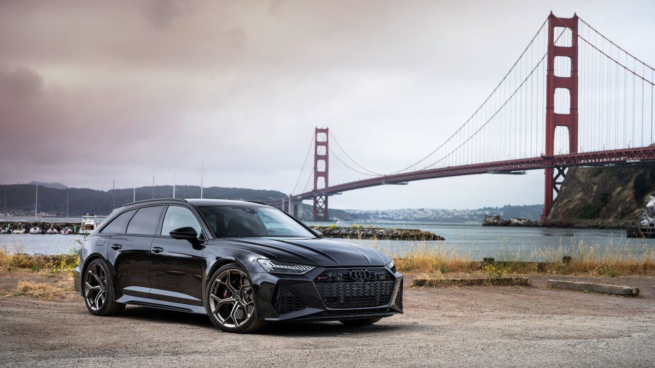 黒いアウディ RS6 アバント パフォーマンスの静的なフロント 3/4 ショット。