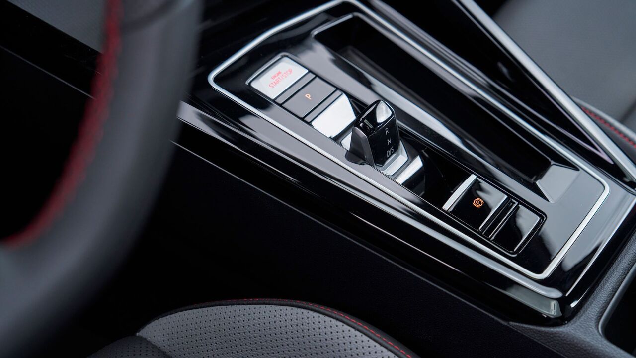 2025 年型フォルクスワーゲン ゴルフ GTI アウトバーンのギア セレクターのクローズ アップ ショット。