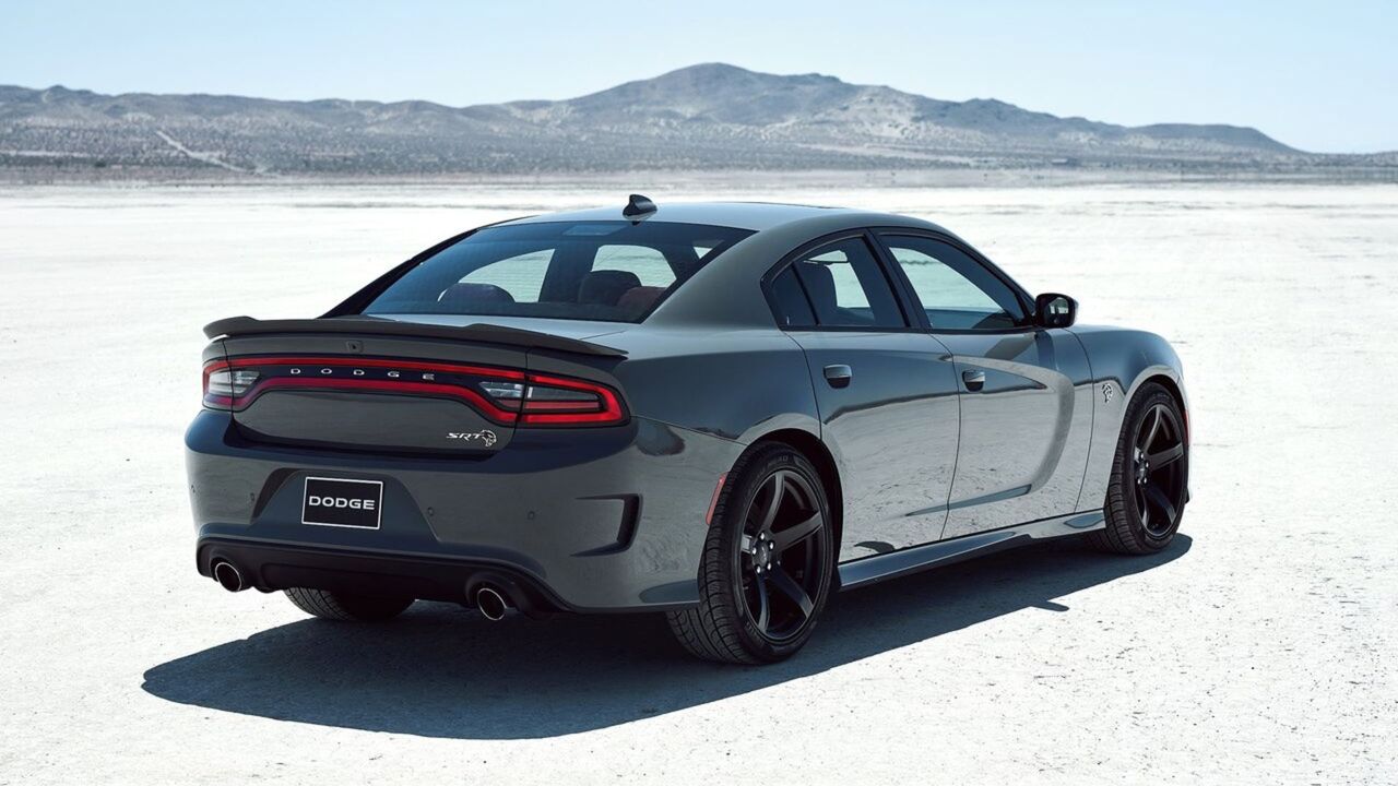 グレーの 2019 ダッジ チャージャー SRT ヘルキャットの静的なリア 3/4 ショット。