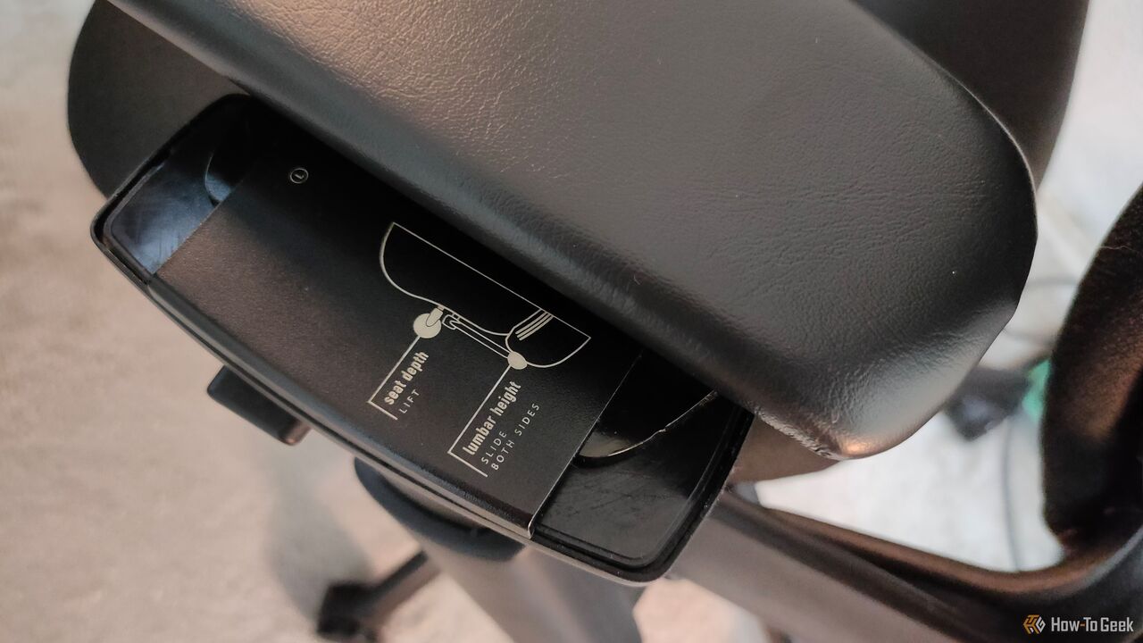 Steelcase Leap V2 人間工学に基づいたオフィスチェアのアームレスト。