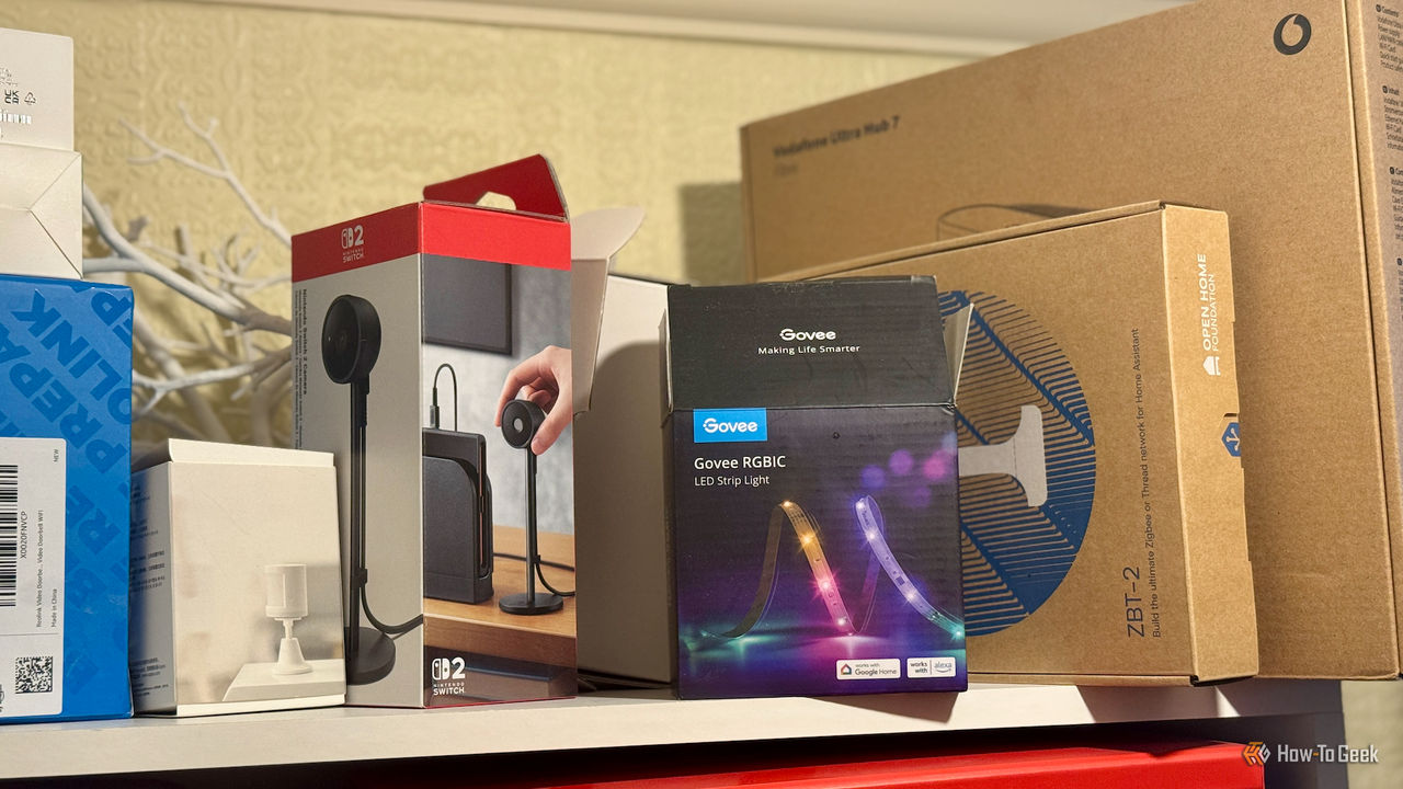 棚の上に積み上げられた空の技術箱のコレクション。