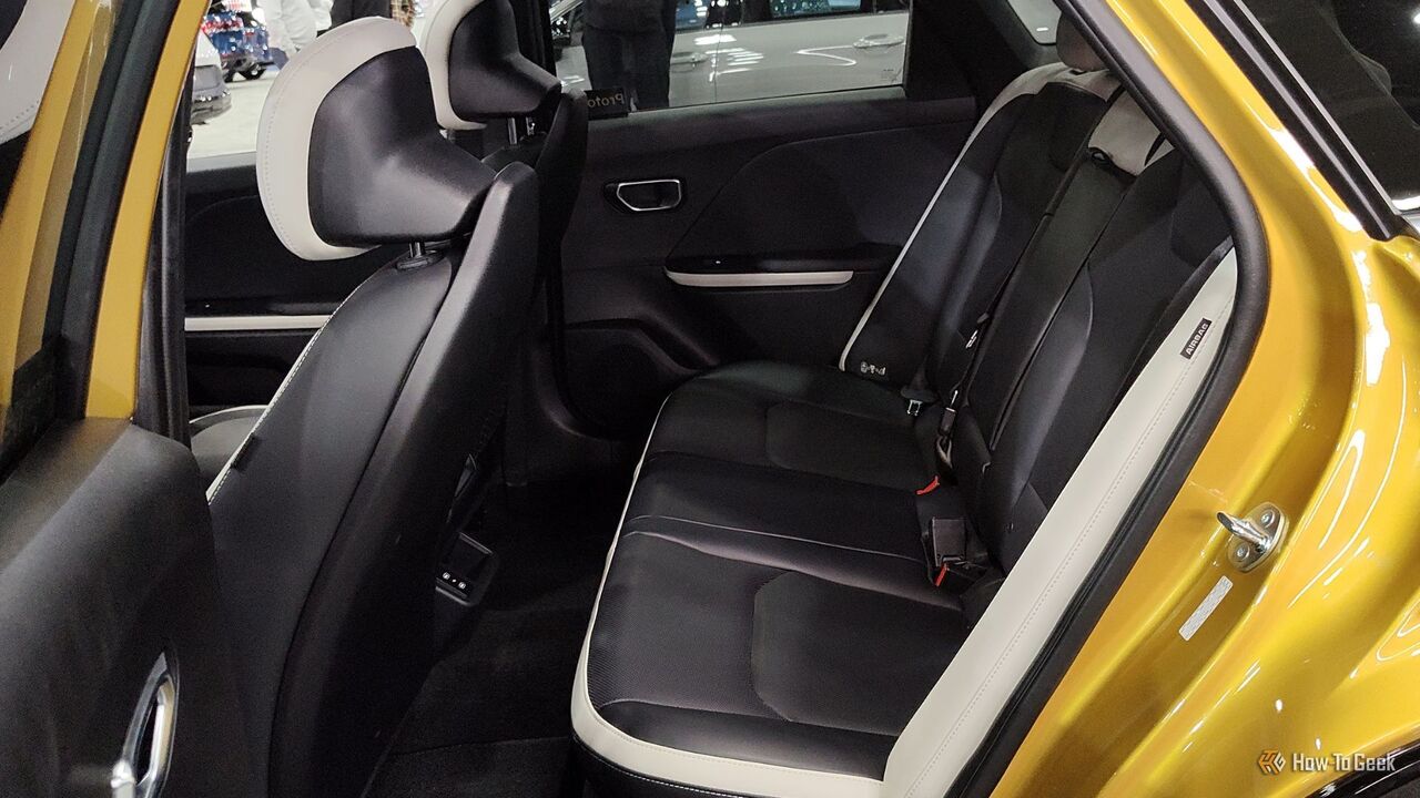 2026 Kia K4 ハッチバックの後部座席のショット。