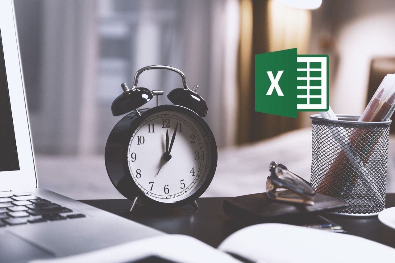 ワークデスクの上にラップトップ、ペンホルダー、小さな時計があり、机の上に Excel アイコンが浮かんでいます。