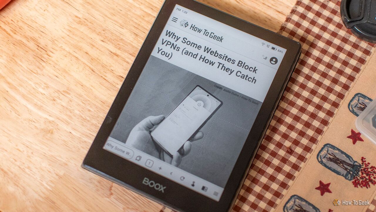 BOOX Poke 5 電子書籍リーダーで How To Geek Web サイトを読んでいます。