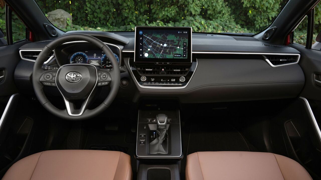 2026 トヨタ カローラ クロス XLE AWD のダッシュボードとキャビンのインテリアの写真。