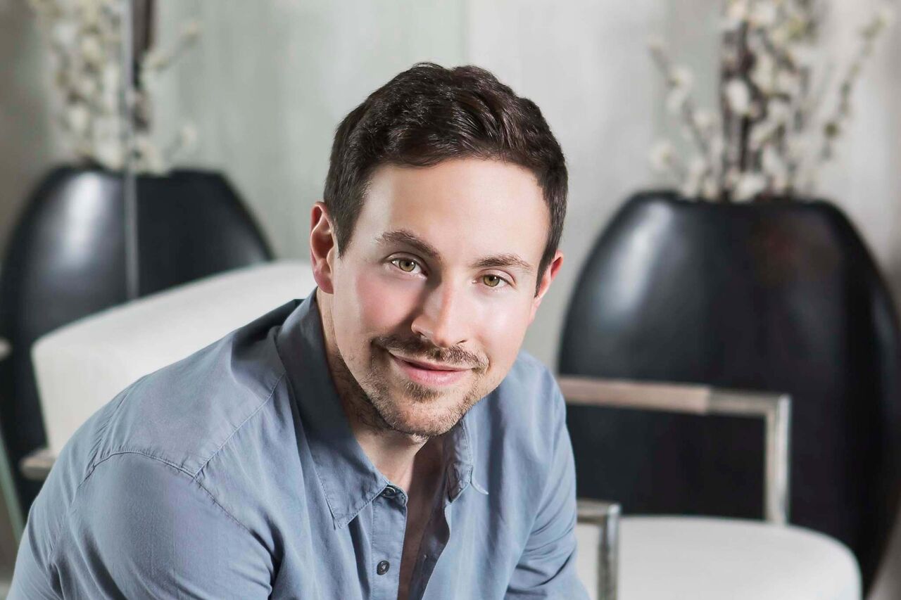 Chewy.com의 공동 창립자인 Ryan Cohen이 앉아서 웃고 있습니다.