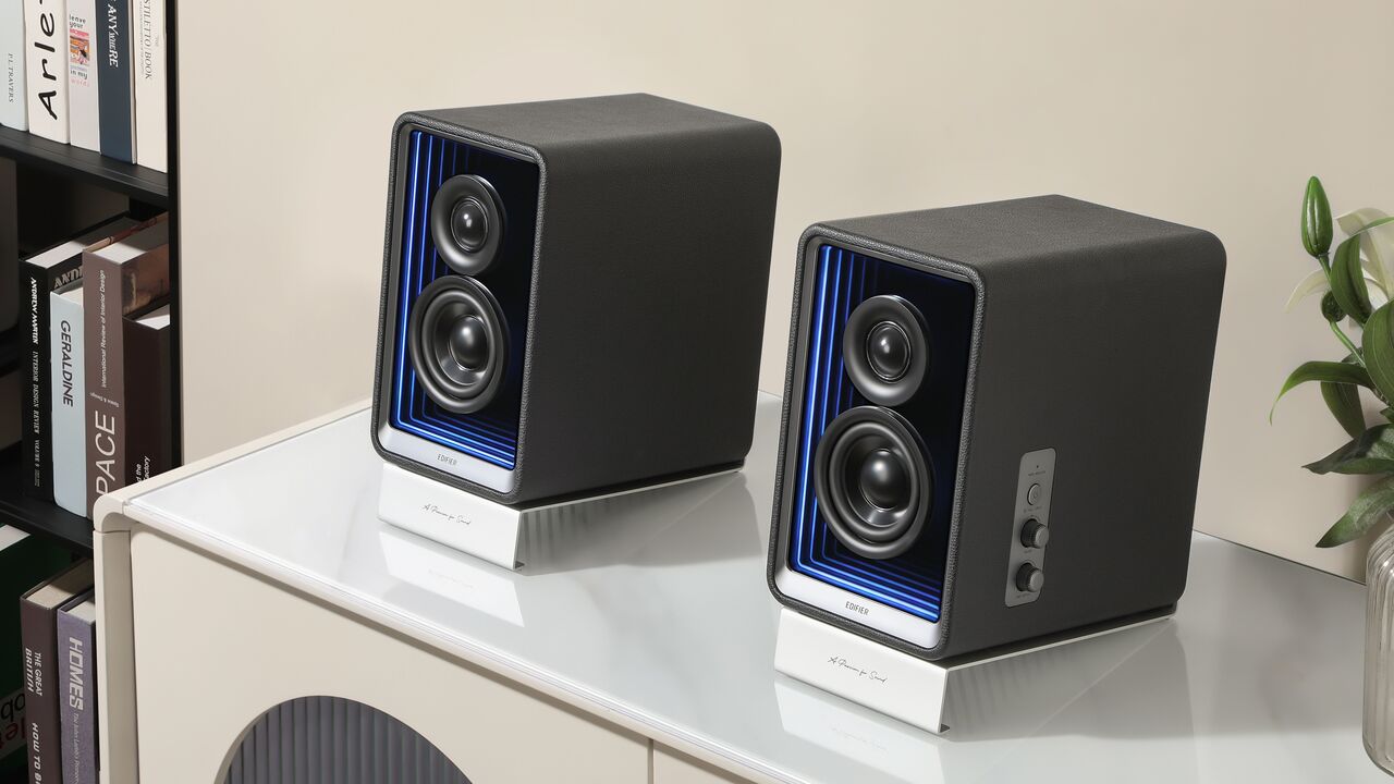 テーブルの上の Edifier QR65 スピーカー。