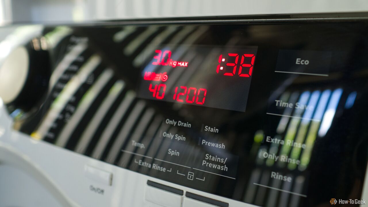 洗濯サイクルを開始する準備ができている AEG 洗濯機。