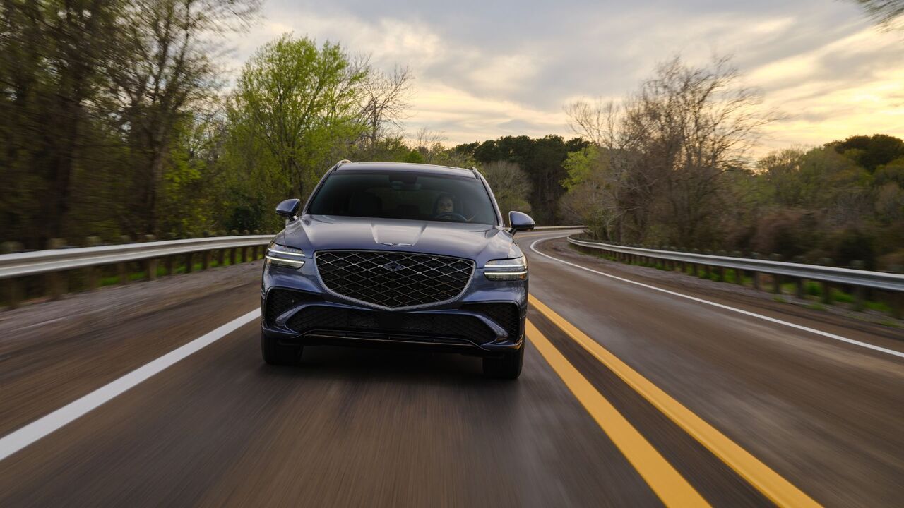 グレーの 2026 ジェネシス GV70 のダイナミックなフロントエンドショット。