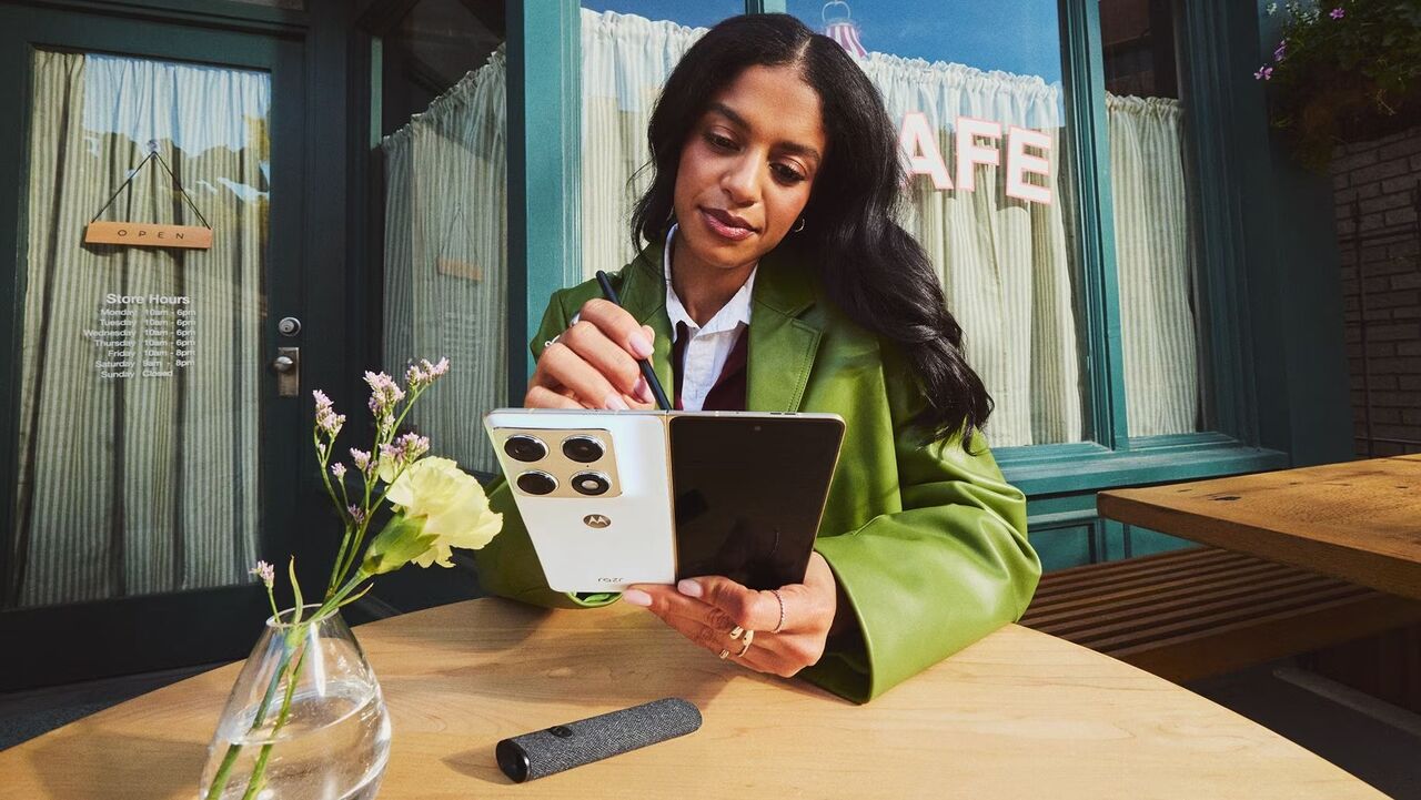 スタイラスを使用して Motorola Razr Fold を操作する女性。