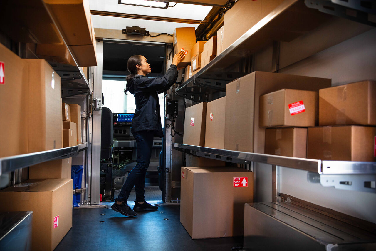 애프터마켓 업그레이드가 설치된 2025 Chevrolet BrightDrop 400. 생산 모델은 다를 수 있습니다.